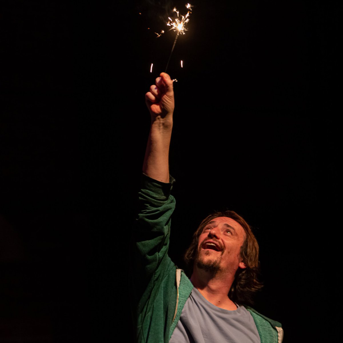 Una obra profundamente humana, donde el silencio dice tanto como las palabras, y donde la conexión entre almas marginales se vuelve un acto de resistencia. 

“Los Aliens” 🛸

ESTRENO: 6 de agosto 
🗓️Miércoles, 20:30 hrs 
🎟️Boletos en taquilla o lateatreria.com