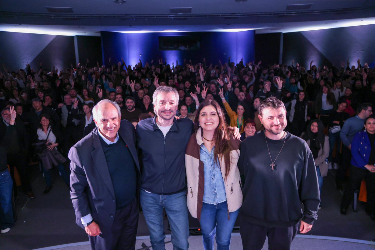 Cerramos el congreso Agenda Ambiental Latinoamericana, junto a Máximo Kirchner, Ernesto Samper, Susana Muhamad y Juan Grabois🙌🏾

En estos dos días, pasaron más de 2000 personas por las aulas de la UNLZ para construir un Frente Ambiental Latinoamericano, un dispositivo político de