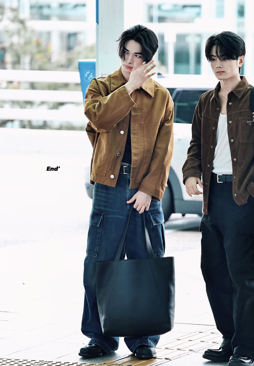 니키 밀라노 출국착 재작년도 예뻣구 작년도 예쁘구..