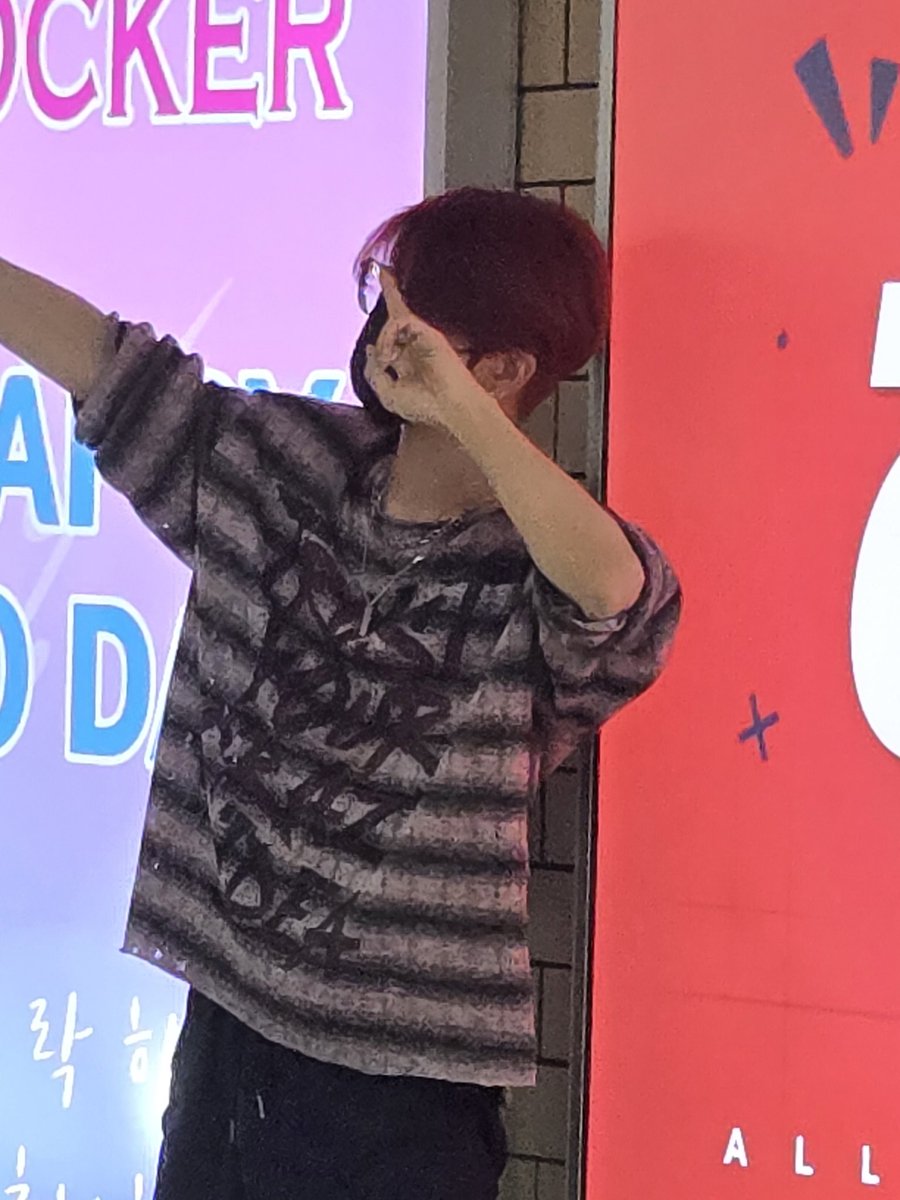 jsuhismyworld's tweet photo. 맞다 타돌? 주의
어제 보플 참가자 만남 건대에서 집가다가 걍 새빨간 머리분이 계시길래 봤는데 허씬롱이었음... 
머리 대박 쪼고맣고 디게 착하드라 팬들 옆에 조용히 서서 봤는데 막 말 하나하나다 들어주고 계속 고맙다고하고... 매니져? 분이 가자고 말해도 좀더 있다가 가줌 #허씬롱 https://t.co/Orx618Q2fv