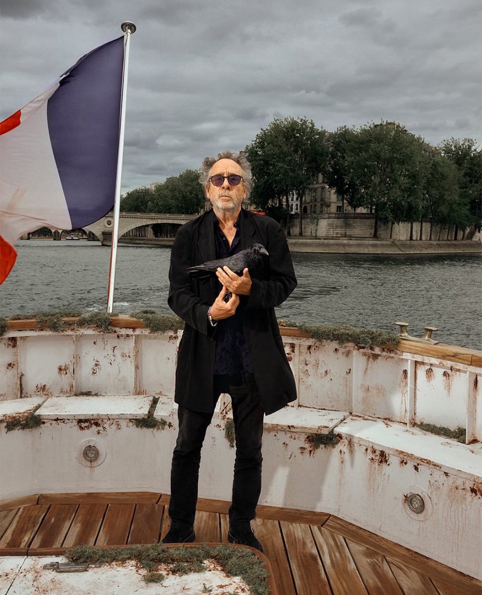 Tim Burton à Paris, avec probablement son animal totem, le 31 juillet 2025.