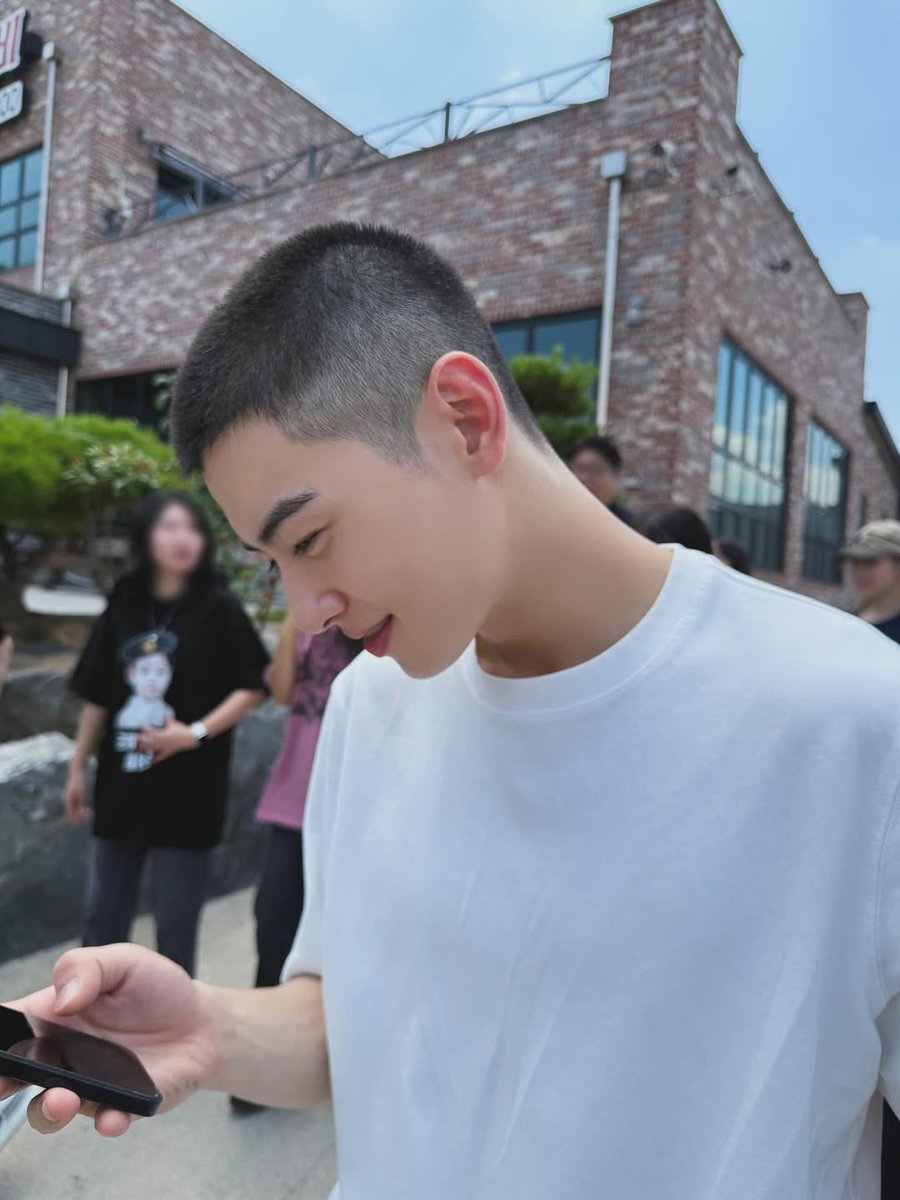 [💬] Unverified information posted on DC:

Topic: Cha Eunwoo is in the same training group as my friend, so I contacted him.

“He says they’re in the same company in the 25th Regiment. They're in different platoons, but apparently Cha Eunwoo is the **recruit company commander”.