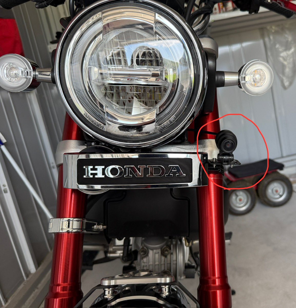 真ん中にドラレコのカメラ付けたら、サスが沈むとフロントフェンダーと干渉。左側に移動しました。50km試走して来たけど、干渉せず、綺麗に撮れてた😀
#モンキー125
#ドライブレコーダー