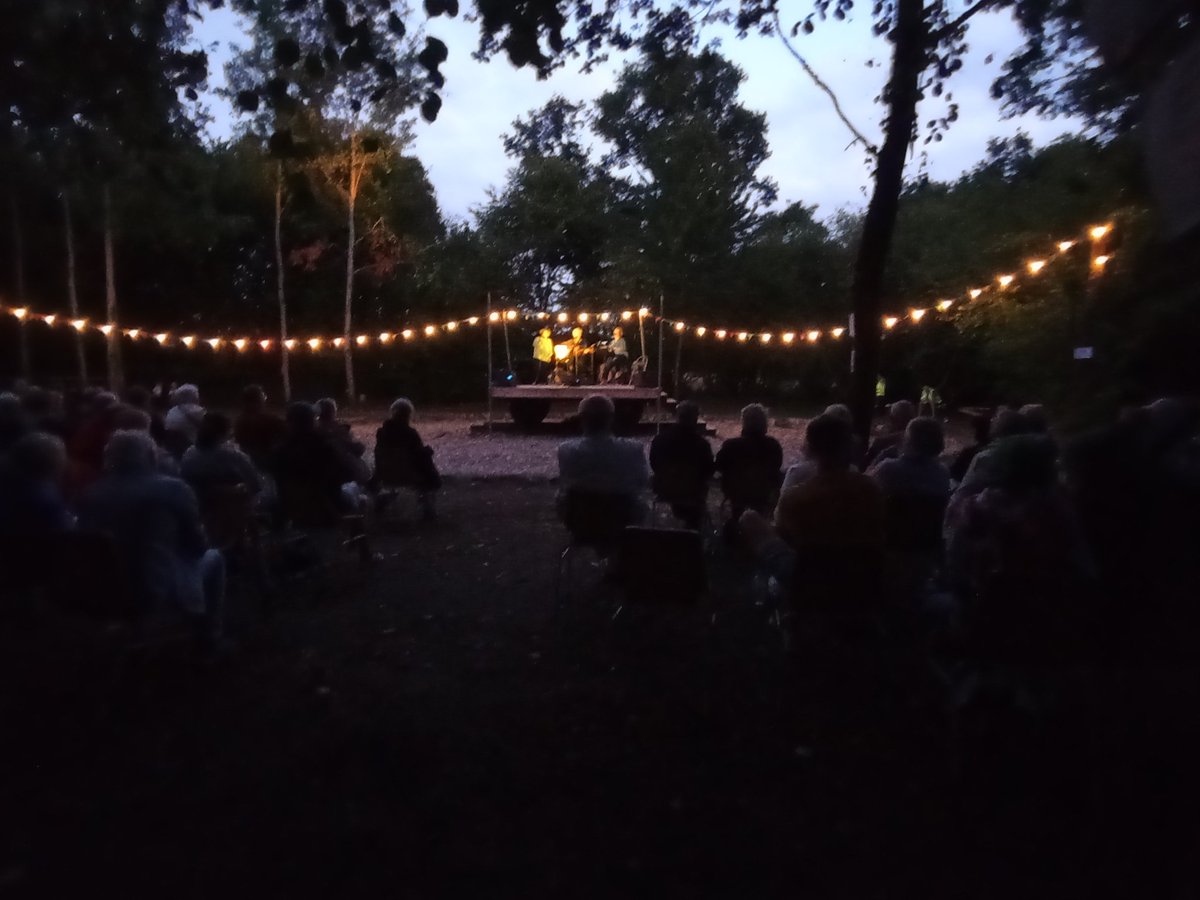 Concert pont tournant avec le groupe chansongs trio voix guitare dont les chansons du monde se sont merveilleusement mariées avec l ambiance du lieux et de sa guinguettes
