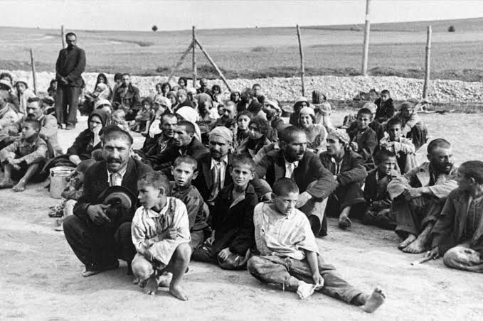 İnsanlık tarihinin en karanlık günlerinden ve tarihin tanıklık ettiği en büyük utançlardan olan 2 Ağustos Roman Soykırımı’nı kınıyorum. 

Barış ve göç kültürünün temsilcisi olan, hayatın tüm renklerini kucaklayan Roman halkının yaşadığı bu büyük acıyı yüreğimde hissediyorum.