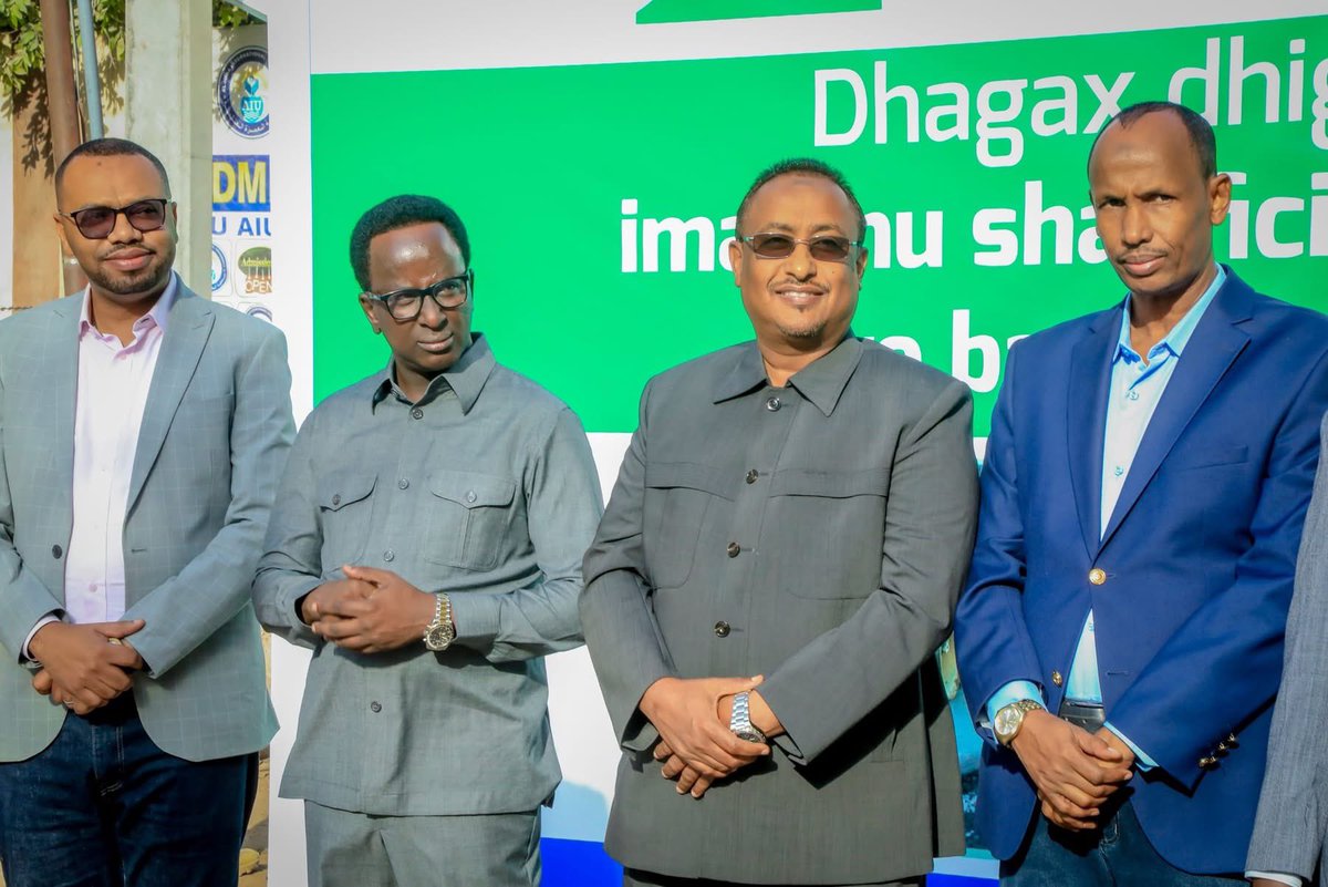 Guddoomiyaha G/Banaadir ahna Duqa Muqdisho Dr. Xasan Maxamed Xuseen (Muungaab) ayaa dhagax-dhigay dhismaha waddo laami ah oo laga hirgelinayo inta u dhaxeysa waddada Cabdiqaasim iyo Banaadir ee Degmada Hodan, taasi oo qeyb ka ah qorshaha horumarinta kaabayaasha Caasimadda.