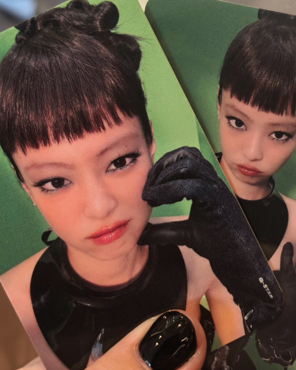 jenniepics's tweet photo. so cute 😾🤏 https://t.co/7UkCqSL9TS