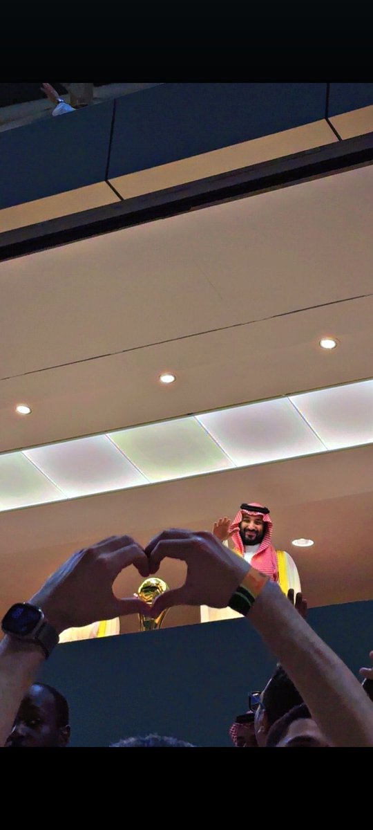 ماهو سر حب #الشعب_السعودي للامير #محمد_بن_سلمان ؟

ليش الملايين يتابعون خطواته ، ويقلدون لبسه ، ويتغنون بكلماته ، ويهتمون بأبسط تفاصيله؟ 
لدرجة وصلوا الى تغيير صورهم في مواقع التواصل لمثل صورته في محادثه الواتساب ! 

الجواب مو بس نجاح في السياسة ولا الإنجازات .. 
الجواب في