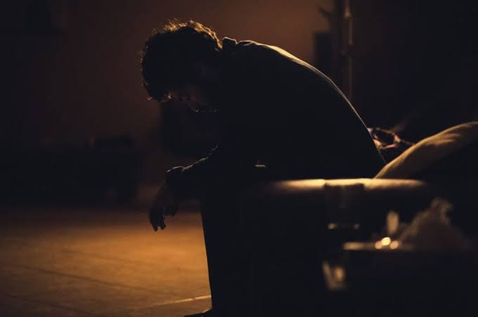 The Darkest Part of My Life...

दोस्तों,
Depression कोई मजाक नहीं है.. डिप्रेशन में इंसान की अच्छी खासी लाइफ खत्म सी हों जाती है। मैं किसी और का नही जानता हूं लेकिन सिर्फ मेरे हालात का मैं बता सकता हूं।

मैं खुद लगभग 2 महिने से इस हालात से गुजर रहा हूं, इसलिए मैं अच्छे से समझ पा