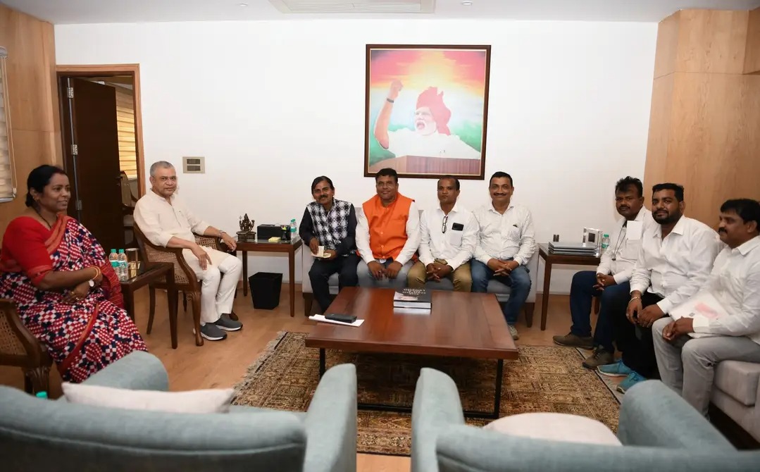 A 7-member delegation led by MP Smt. <a href="/MamataMohanta5/">Office of TheMP RS Smt. Mamata Mohanta</a> met Hon'ble RM <a href="/AshwiniVaishnaw/">Ashwini Vaishnaw</a> Sir and presented some demands:
-&gt; To run Bhanjpur - Puri SPL daily as regular
-&gt; To extend Bhanjpur - Rupsa MEMU up to Baleshwar

<a href="/serailwaykol/">South Eastern Railway</a> has ignored these demands for years.

<a href="/OdishaRail/">OdishaRailUsers - Multimodal Connectivity Forum</a>
