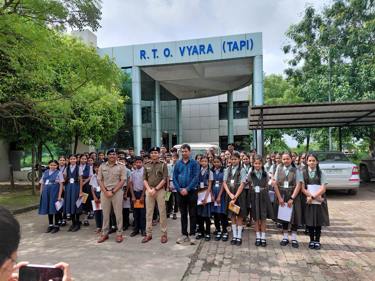 GRSAofficial's tweet photo. આજરોજ "નો બેગ ડે" નિમિત્તે વિદ્યાગુર્જરી પ્રાથમિક શાળાના વિદ્યાર્થીઓએ આરટીઓ કચેરી, વ્યારાની મુલાકાત લીધી હતી. બાળકોને વાહન અને લાયસન્સ સેવાઓ અંગે માર્ગદર્શન આપ્યું અને કચેરીની કામગીરી સમજાવી.
વિદ્યાર્થીઓએ રોડ સેફટી ની પ્રતિજ્ઞા પણ લીધી.
#tapiRTO #GRSA https://t.co/VbrYztbT0A