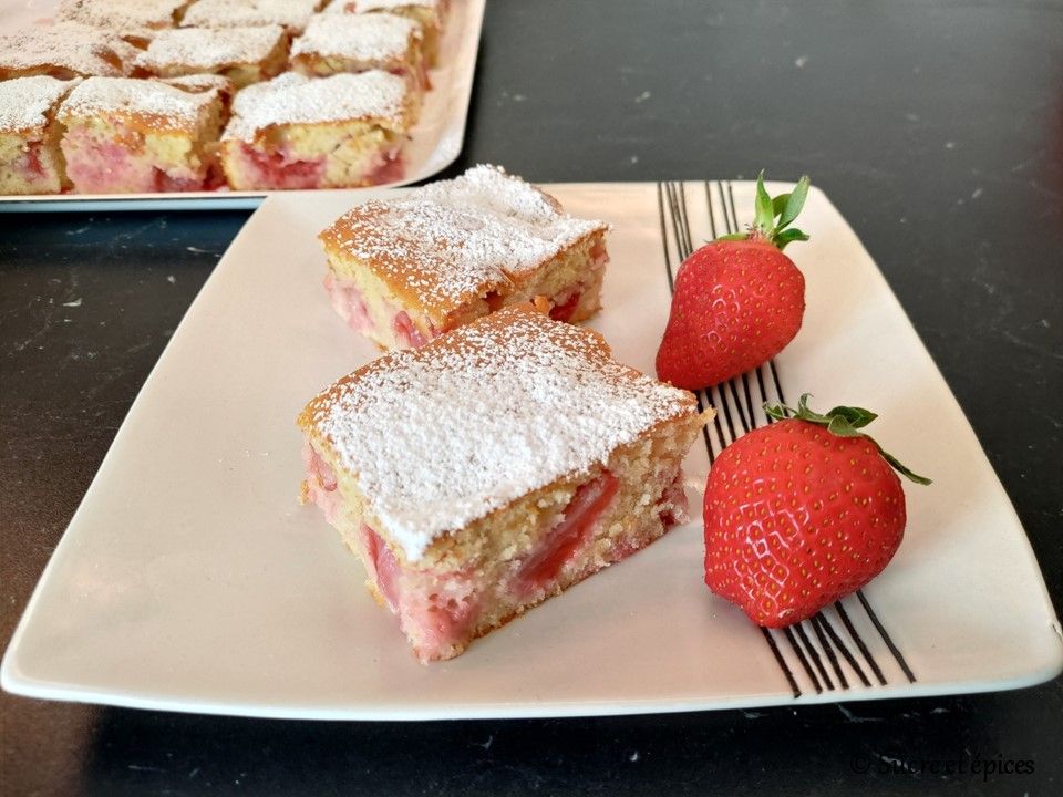 SucreEtEpices's tweet photo. Gâteau simple aux fraises - Recette en vidéo - https://t.co/o0JKE5laaB - #Food - #Foodies - #foodblogger - #yummy - #miam - #homemade - #recipeblog - #cuisine - #gourmet - #recipe - #recette - #recettes - #recipes - #cake - #strawberry - #breakfast - #Vacances - #hollydays https://t.co/bVslFkmuWV