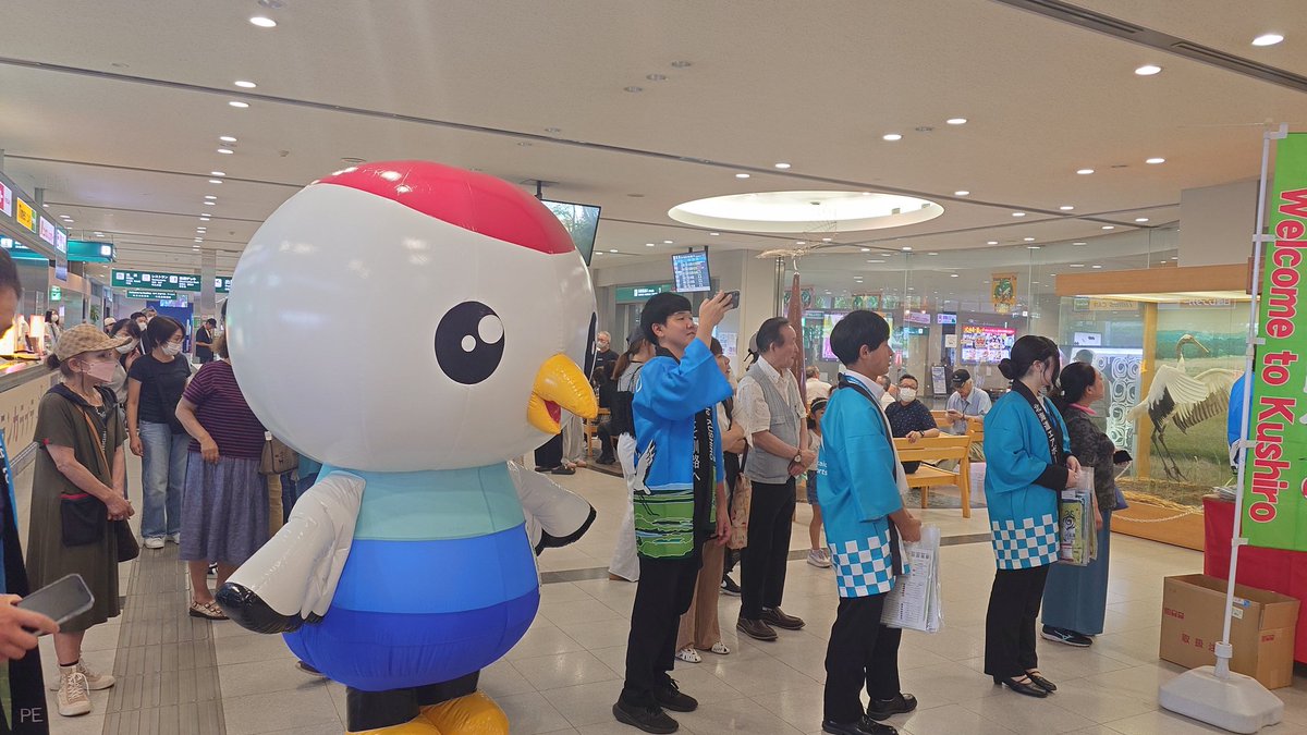 tera_akan's tweet photo. 釧路空港でJALの季節便、初便で釧路にお越しの方々を歓迎させて頂きました！ https://t.co/TUiDM6VyRO