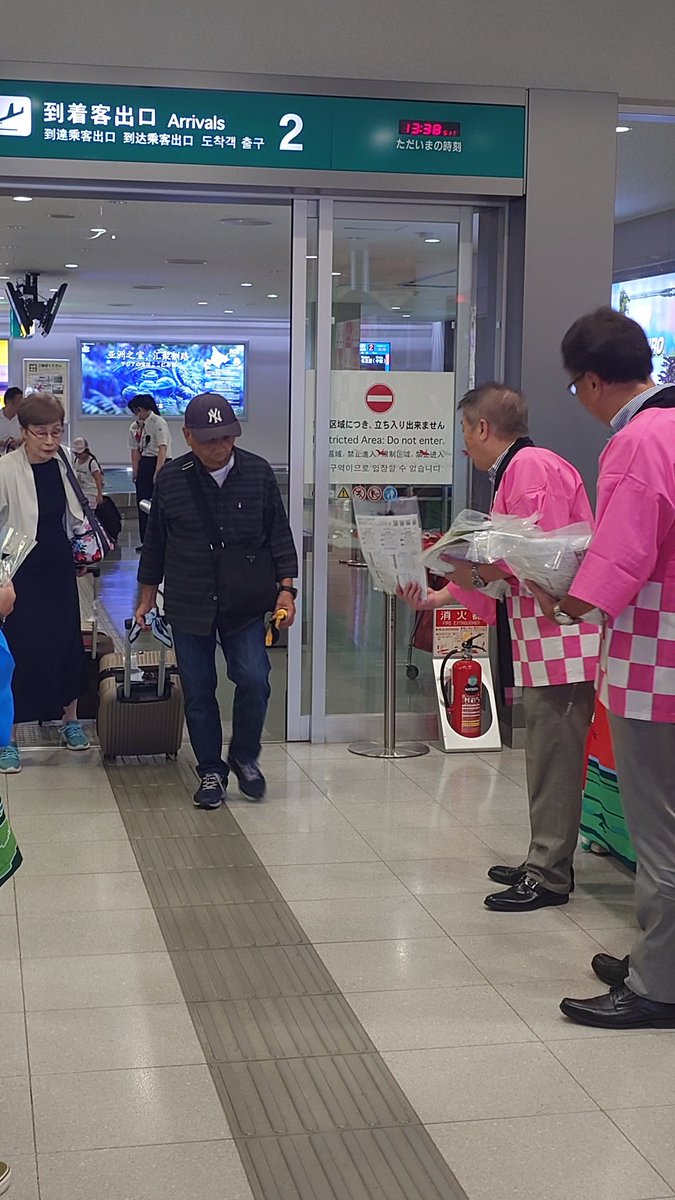 tera_akan's tweet photo. 釧路空港でJALの季節便、初便で釧路にお越しの方々を歓迎させて頂きました！ https://t.co/TUiDM6VyRO