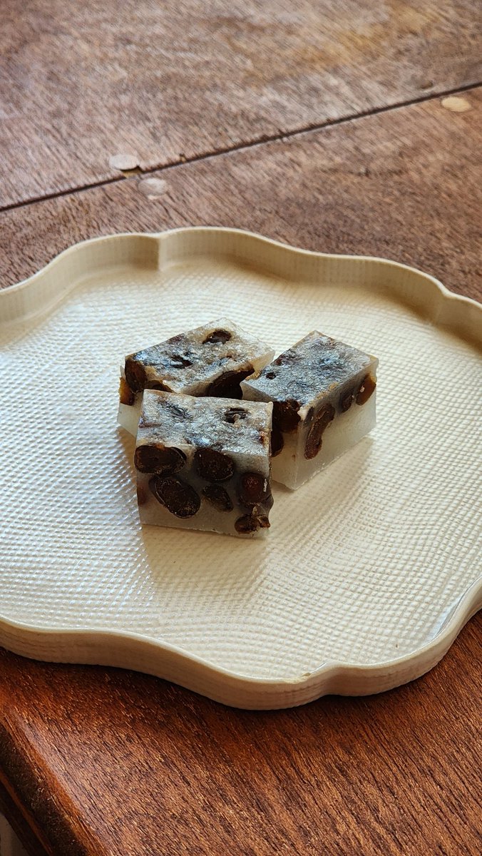 こんにちは。毎日暑すぎる日が続いてますが、皆さま大丈夫でしょうか。sukkaは最近は家の中での作業が多く、ほとんど家を出ていません😅
そんな中、自分達のコーヒーうけ用に「甘納豆入り琥珀糖」を作りました！（非売品）

千鳥屋宗家の大納言清澄というお菓子を食べた時に衝撃を受け、真似して作成！