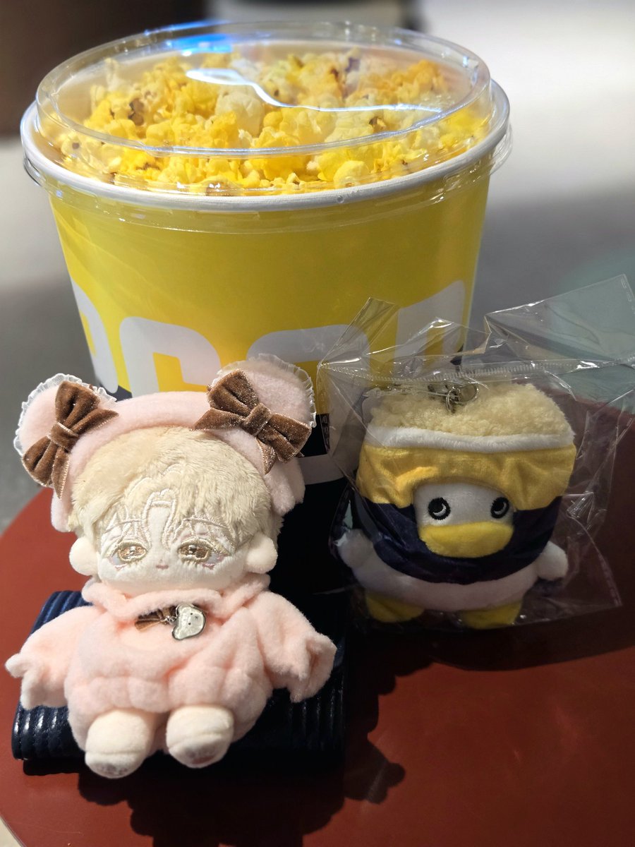 요즘 날이 더워서 외출할때 솜깅이 집에 두고다녀서 사진이 뜸...🤣
#퐁당아현 이랑 같이 전독시 보러옴🤭
그리고 그옆에 팝콘곽철이 ㅋㅋㅋㅋㅋ