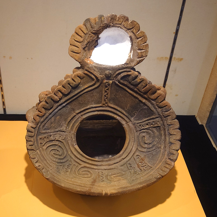 「三角形土版の破片」です。 残忍な巡礼者、コー追われのエラス (Elas il-Kor, Sadistic