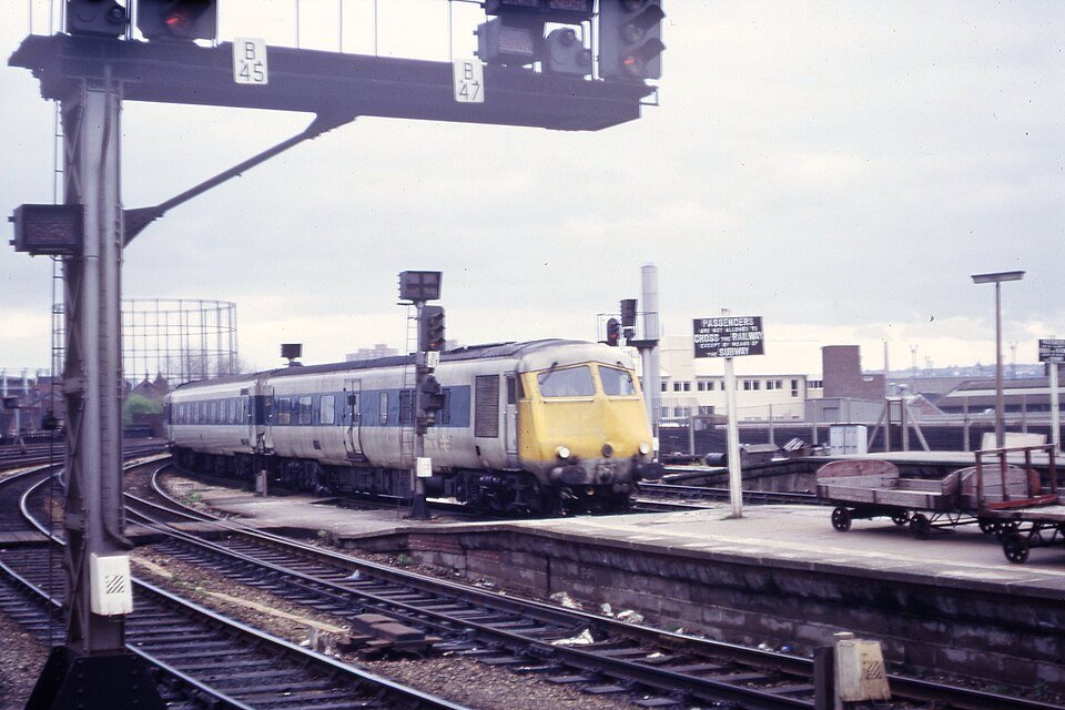 Morning all. Here's the last last Down Bristol Pullman, arriving Bristol Temple Meads on 5 May 1973. Dawn is at no.1, but we're listening to  Houses of the Holy. 📷 Gillet's Crossing, via Wiki Commons