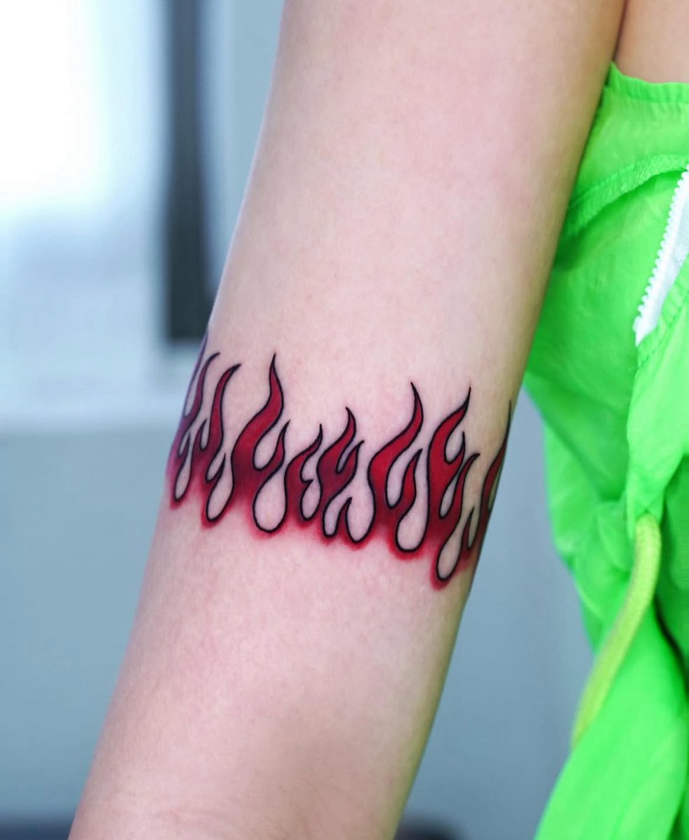 lunullaby's tweet photo. the artist posted the high quality pics of siyeon’s flame tattoo 🔥

https://t.co/VjofUg6TLE https://t.co/fMLONetfNp