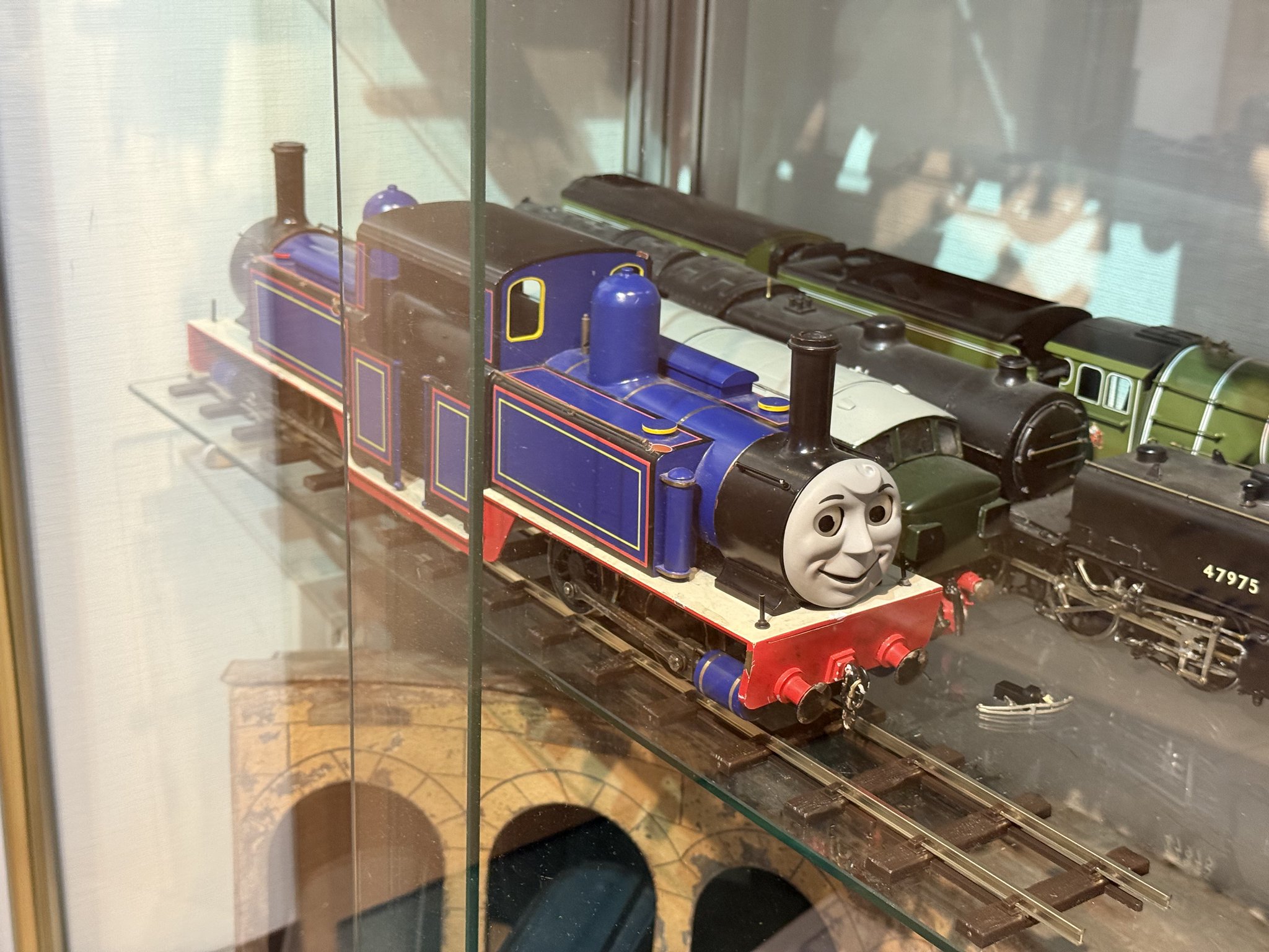 トーマス号　出逢いの教会　シーグラス／天然石／フレームアート／ガラス Amazon.co.jp: シーグラスアート - 枝の上のミニシーグラスの鳥