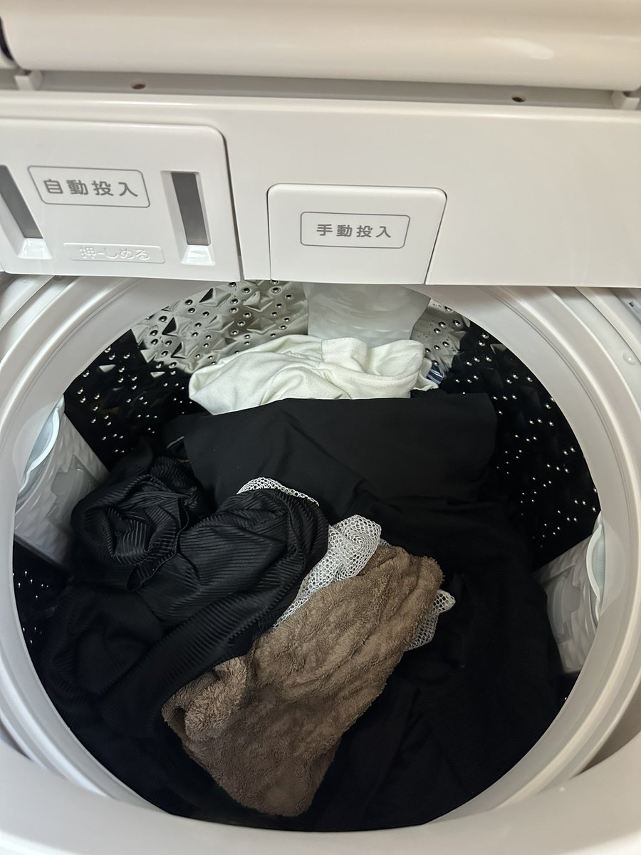 最近洗濯機がぶっ壊れて、縦型の洗濯機を買いました😭
今まで使ってた洗濯機は、脱水終わって蓋開けると洗濯物が縁っこにベッタリよってるイメージなんだけど、最近の洗濯機は縁によらずにフワッとしてるからびっくり😳

↓これで脱水完了状態だよ！　凄いと思うの俺だけ？？？💦