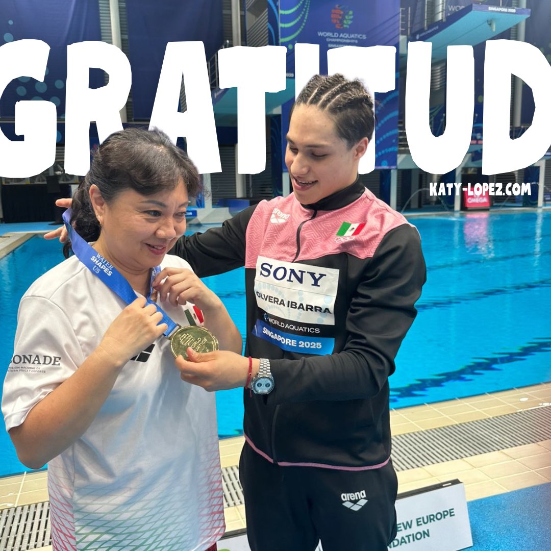 HONRAR LA ENSEÑANZA
🇲🇽🙌🏽✨🫂🫶🏽🤩🥇👊🏽🇲🇽

Al bajar de lo más alto del podio, después de entonar el Himno Nacional, Osmar Olvera reconoció a quien lo ha llevado a escribir su nombre en la historia: la entrenadora Ma Jin.