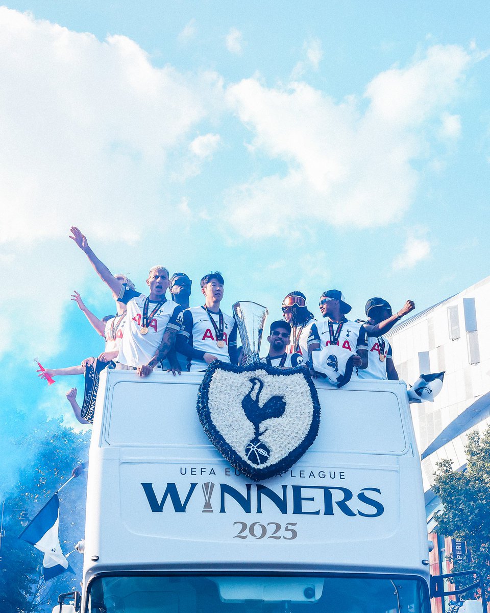 그래도 마지막에 우승하고 트로피들고 퍼레이드까지 다 해서 다행이에요 한국인 선수가 프리미어리그 팀에서 주장 완장 차고 팀을 이끄는 걸 볼 수 있어서 감사했습니다 덕분에 해외축구를 알게 해주셨고 잊지못할거예요 팀의 레전드로 언젠가 몇년후라도 베일처럼 토트넘에서 볼 수 있길 바라요🤍🤍