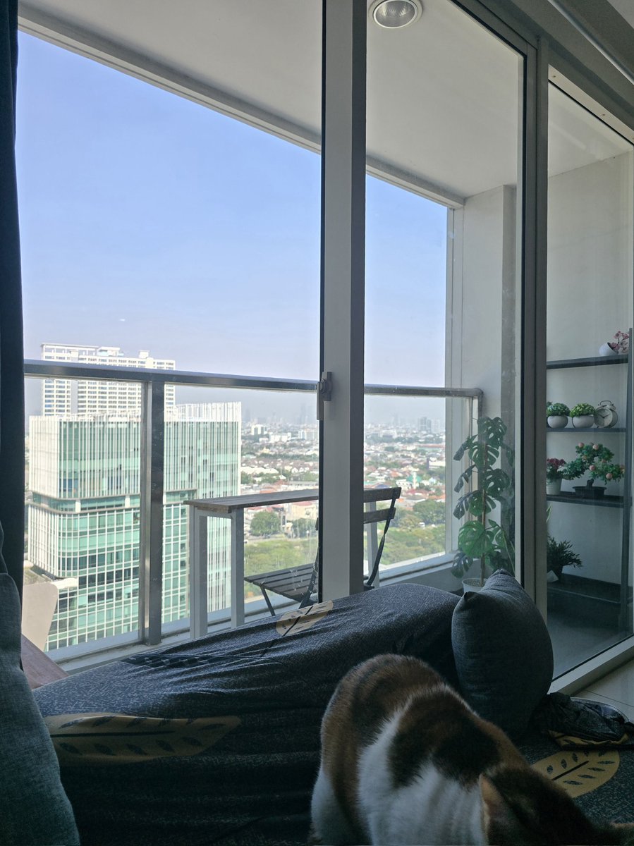 Akhir akhir ini lagi panas banget diluar tapi langitnya bagus