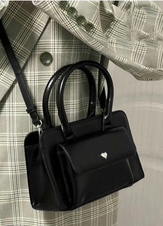 "I found a black bag that can hold a lot of stuff."
a tread