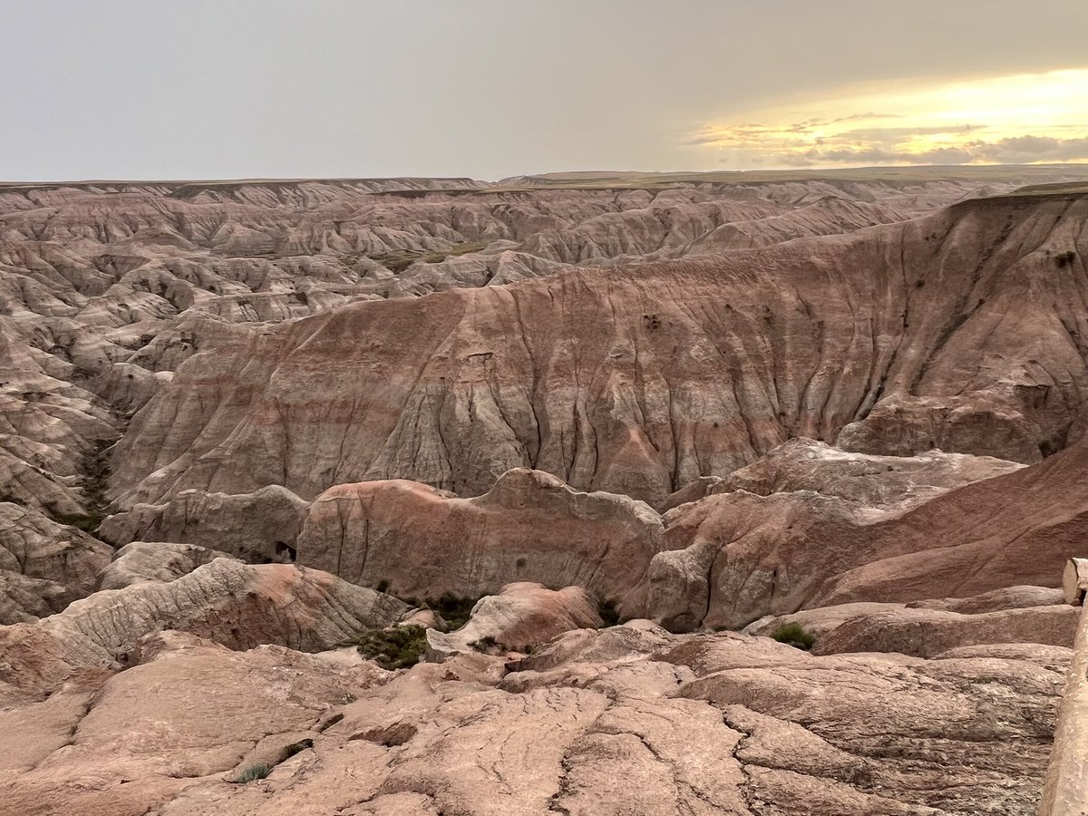 Badlands National Park ⛰️

Mount Rushmore から約1時間ドライブ🚗で到着
私は聞いた事が無い場所だけどアメリカ人には有名らしい😆
雨が降っていたのでトレッキングはパス🙅‍♀️したけど後で調べたらよく化石が見つかる場所だったみたい❣️