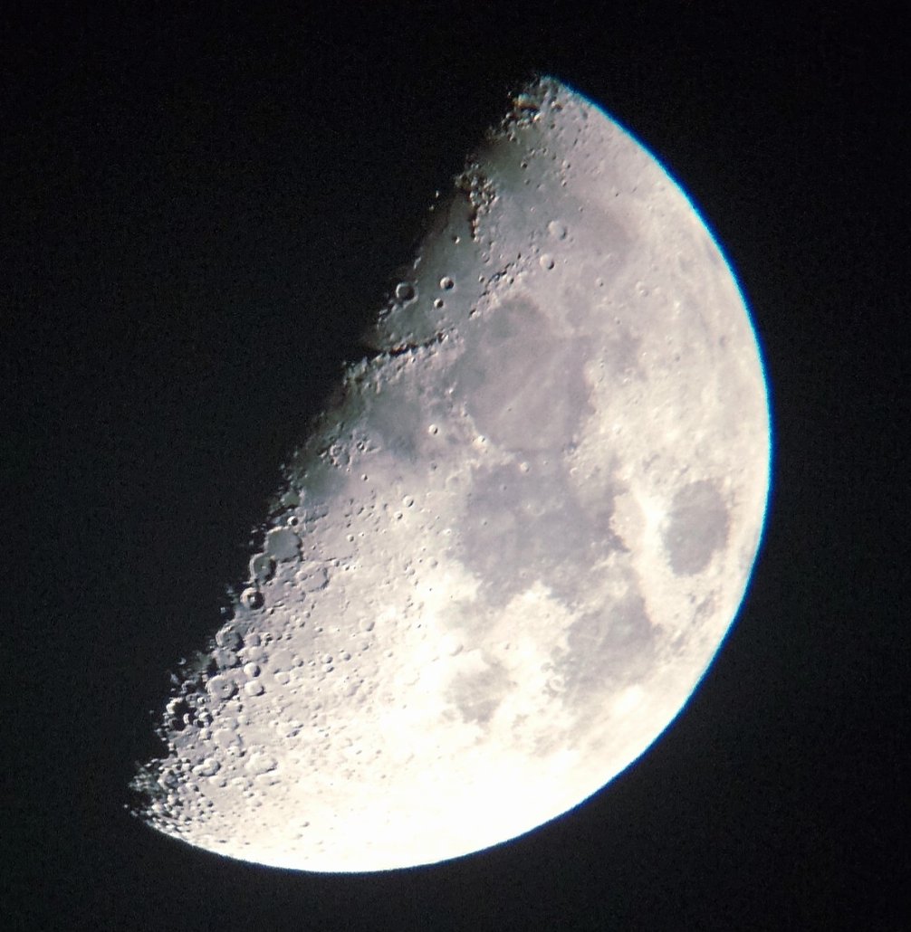 Picturelove141's tweet photo. Moon at 50% illumination. First Quarter.
Image taken minutes ago after the rain passed.
#FirstQuarterMoon https://t.co/eXqvy8YiU5