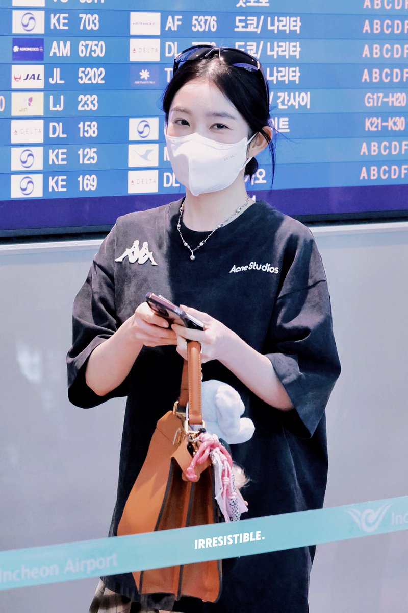 IRRESISTIBLE_IS's tweet photo. 250802 Departure🛫

☺️

#IRENE #SEULGI 
#아이린 #슬기 https://t.co/NZCFVz9ood