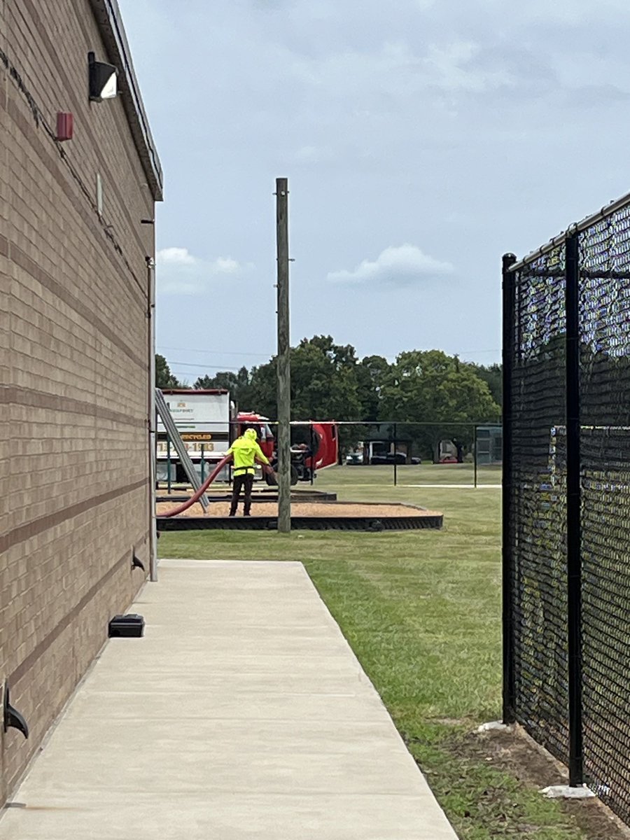 sandrajoalvara1's tweet image. ⁦thank you ⁦@FortBendISD⁩ ⁦@BPE_Broncos⁩ for ensuring a safe playground for our kiddos! #extramulch #recess