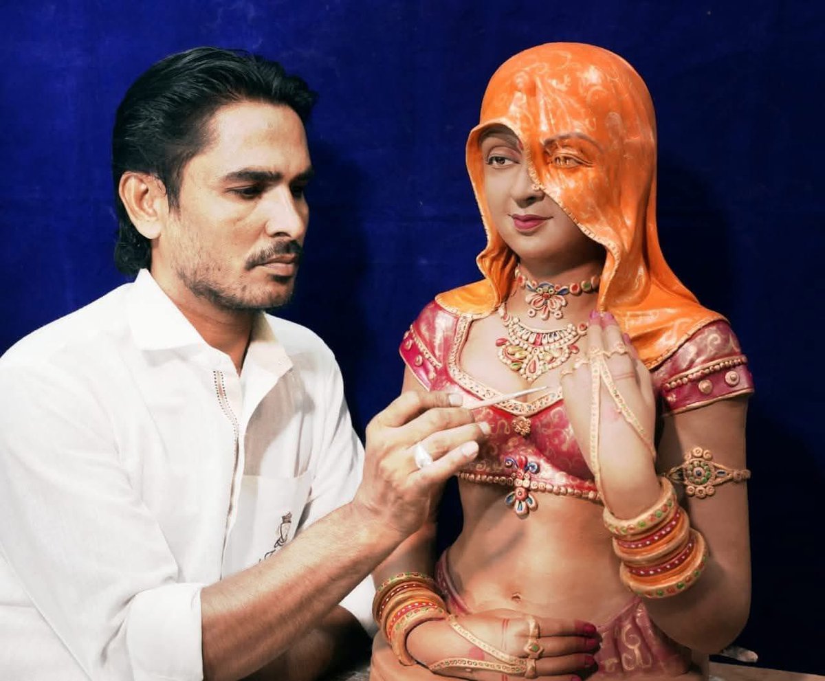 भारत के सुप्रसिद्ध कलाकार, जिन्होंने गिनीज बुक ऑफ वर्ल्ड रिकॉर्ड में अपना नाम दर्ज कर कला की दुनिया में कई विशेष कीर्तिमान स्थापित किए, राजस्थान की माटी से जुड़े आदरणीय नवरत्न प्रजापति जी को जन्मदिन की हार्दिक शुभकामनाएं! 🎉🙏

आपकी कला, समर्पण और उपलब्धियाँ समाज के लिए प्रेरणा