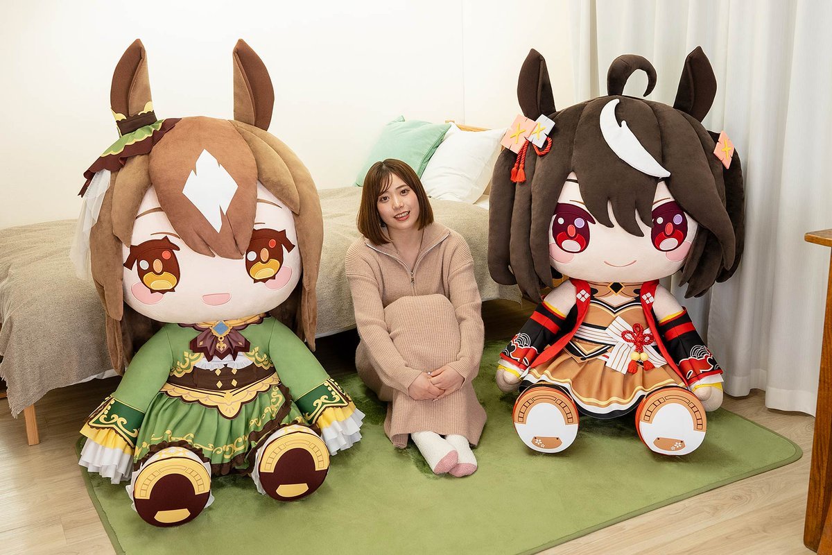 anyone got these giant plushie? what they ear make of? how can it stand up like that?