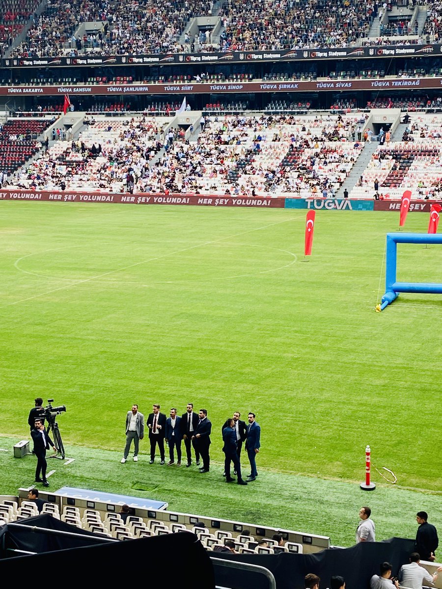 TÜGVA Türkiye Gençlik Vakfı 
Yaz Okulu Final proğramı Muhteşem idi …
İstanbul Beşiktaş Standını hınça hınç dolduran Nur yüzlü Gençler,
Ülkemizin geleceği için Umud Vadediyorlardı …
Sadece Stad mı , Hayır…
O Gün Çarşı bu işe Şaştı, 
Sokaklar, Sahil, Cami, Dolma Bahçe 
Her Taraf