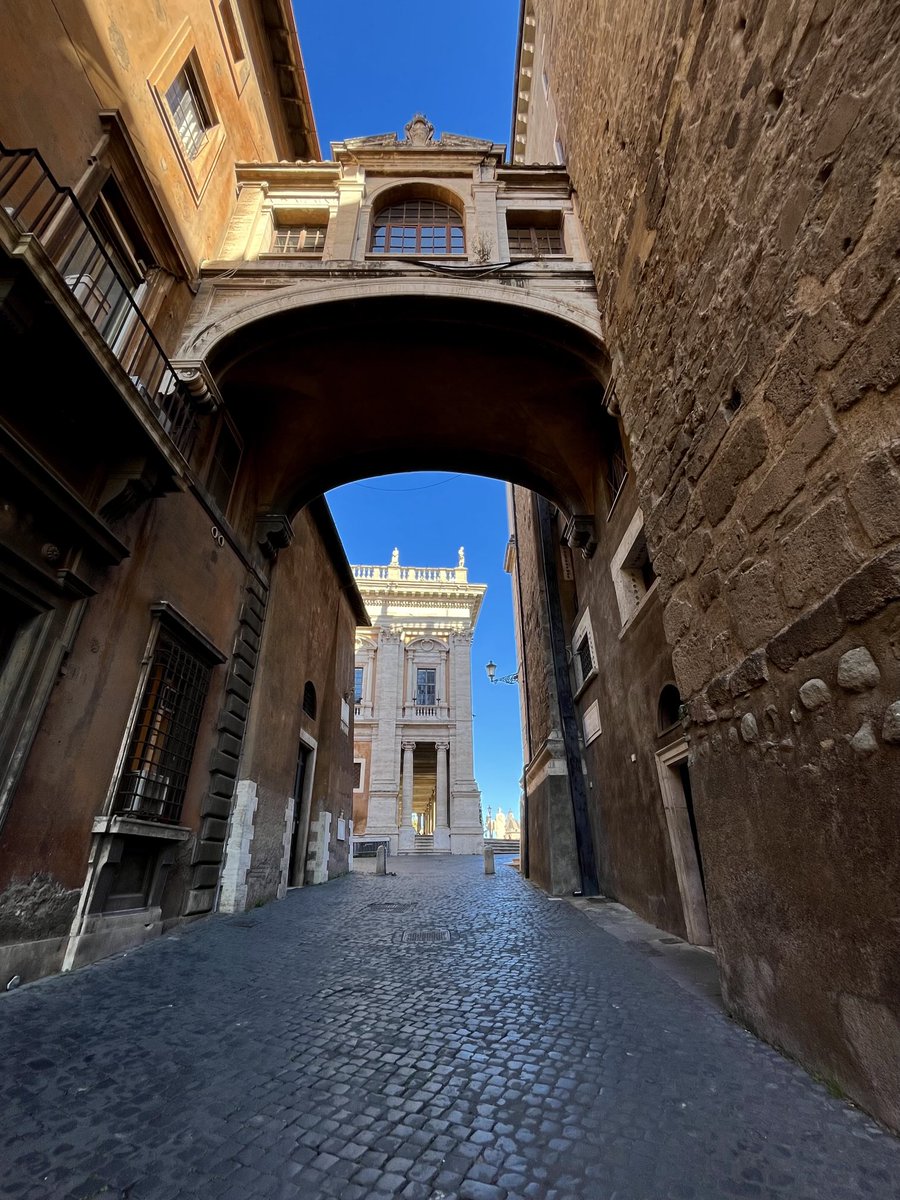 Salendo per Via del #Campidoglio … nella quiete di un mattino presto.

#Roma 🤍