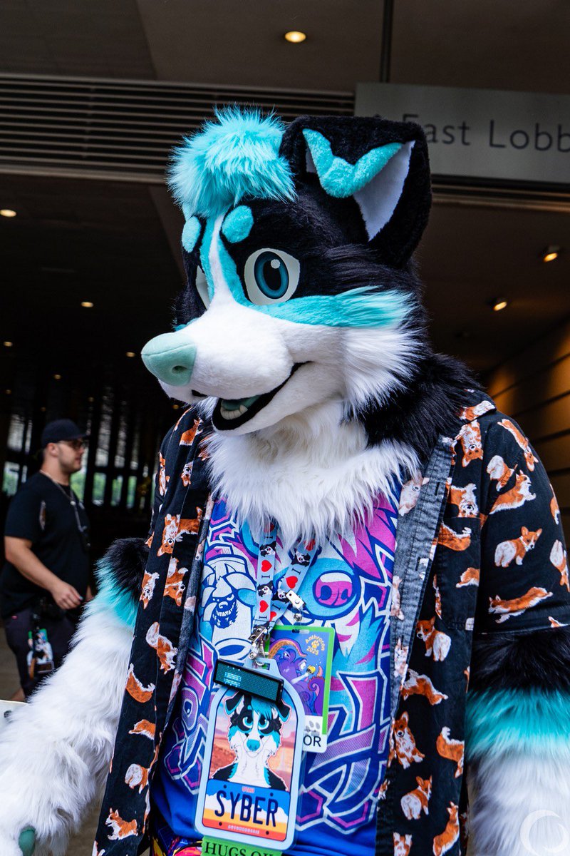 Ahhhh still catching up on #anthrocon2025 photos to add to my stash &gt;:3
#FursuitFriday 

📸: <a href="/SkepticTheWolf/">SkepticTheWolf</a>