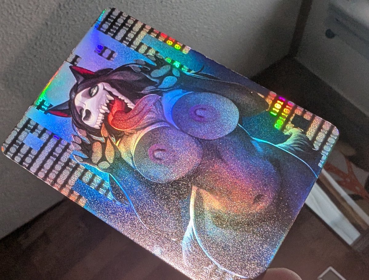 Look at this neat holographic card I got from <a href="/Kagekitsoon/">Kitsune's custom prints 🔞 🇲🇽</a>!  Art by <a href="/MagnetusArt/">Magnetus</a>!