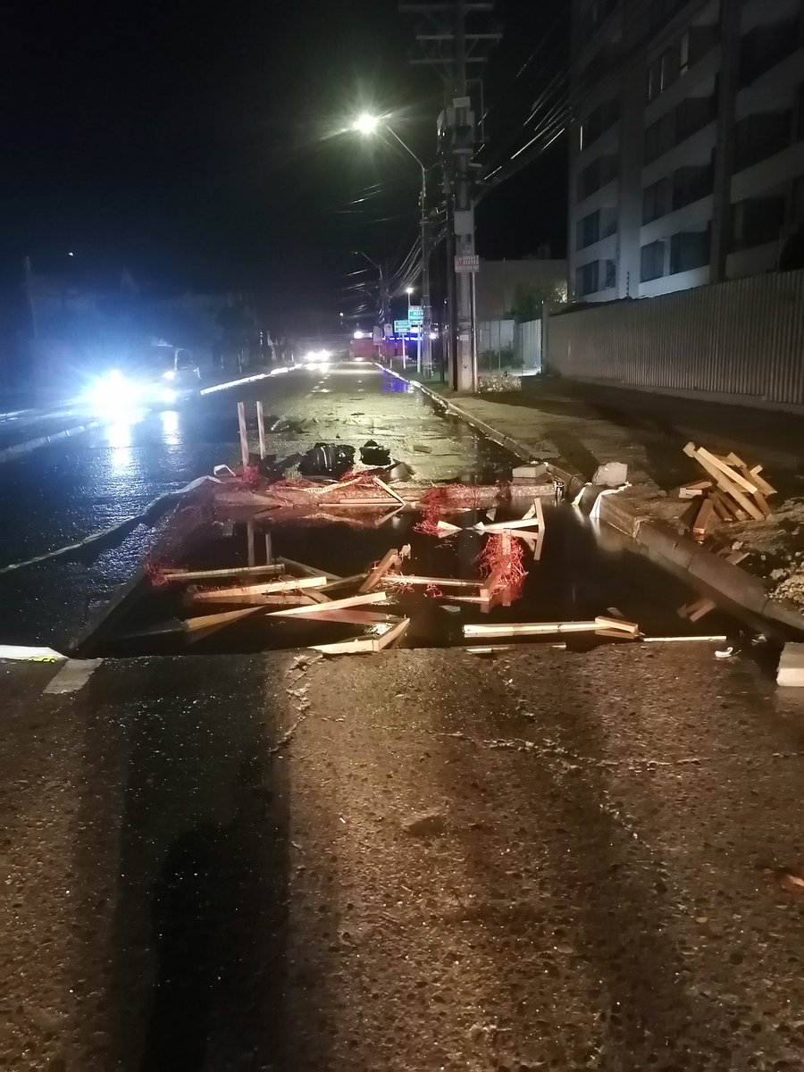 Sres de <a href="/_ESVAL/">_ESVAL</a> en la calle san enrique entre calles Diaz y av valparaiso en #villaalemana hay una excavación que tiene toda la señaletica en el suelo y está llena de agua pudiendo ocasionar un accidente <a href="/SISS_CHILE/">SISS</a> <a href="/Munivillalemana/">Municipalidad de Villa Alemana</a>