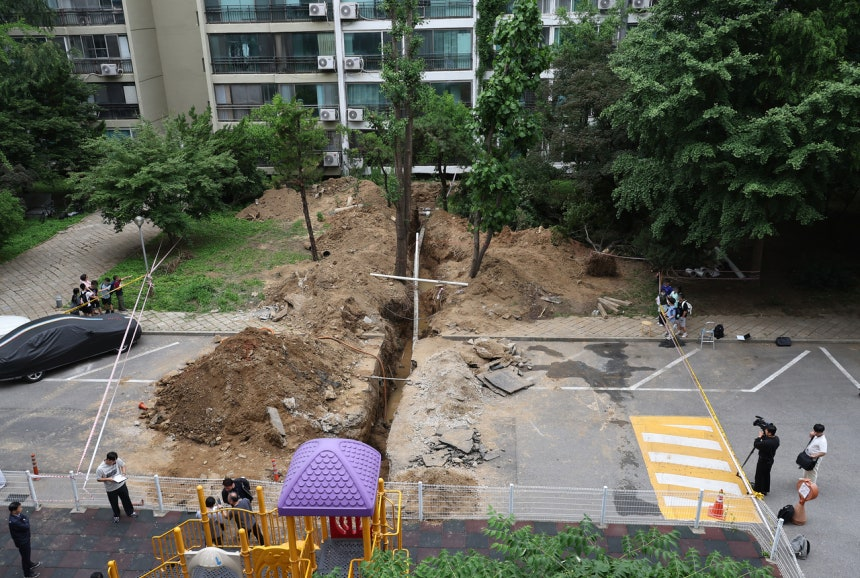tang__kira's tweet photo. Tragedi di Apartemen Mewah Gangnam Senilai 4 Miliar Won… Pekerja Mesin di Eunma Tewas di Bawah Tumpukan Tanah

Keluarga Yu (69), pria yang meninggal saat mengerjakan proyek saluran pembuangan di Apartemen Eunma, Daechi-dong, Distrik Gangnam, Seoul, telah melaporkan apartemen dan perusahaan outsourcing dugaan pelanggaran Undang-Undang Hukuman Berat untuk Kecelakaan Industri. 

Pihak keluarga menyampaikan rasa ketidakadilan mereka, menyatakan bahwa "nyawa seseorang dianggap hanya sebagai sarana penghematan biaya."