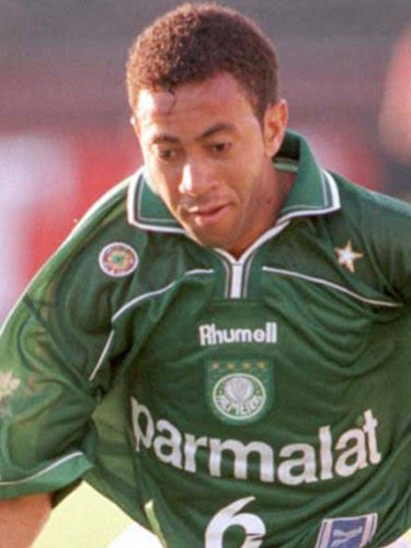 Caotimeiras's tweet photo. Tenho uma dúvida pra velha guarda e pra nova, quem é mais ÍDOLO do Palmeiras

Júnior ou Piquerez? https://t.co/IAgWQKTXsH