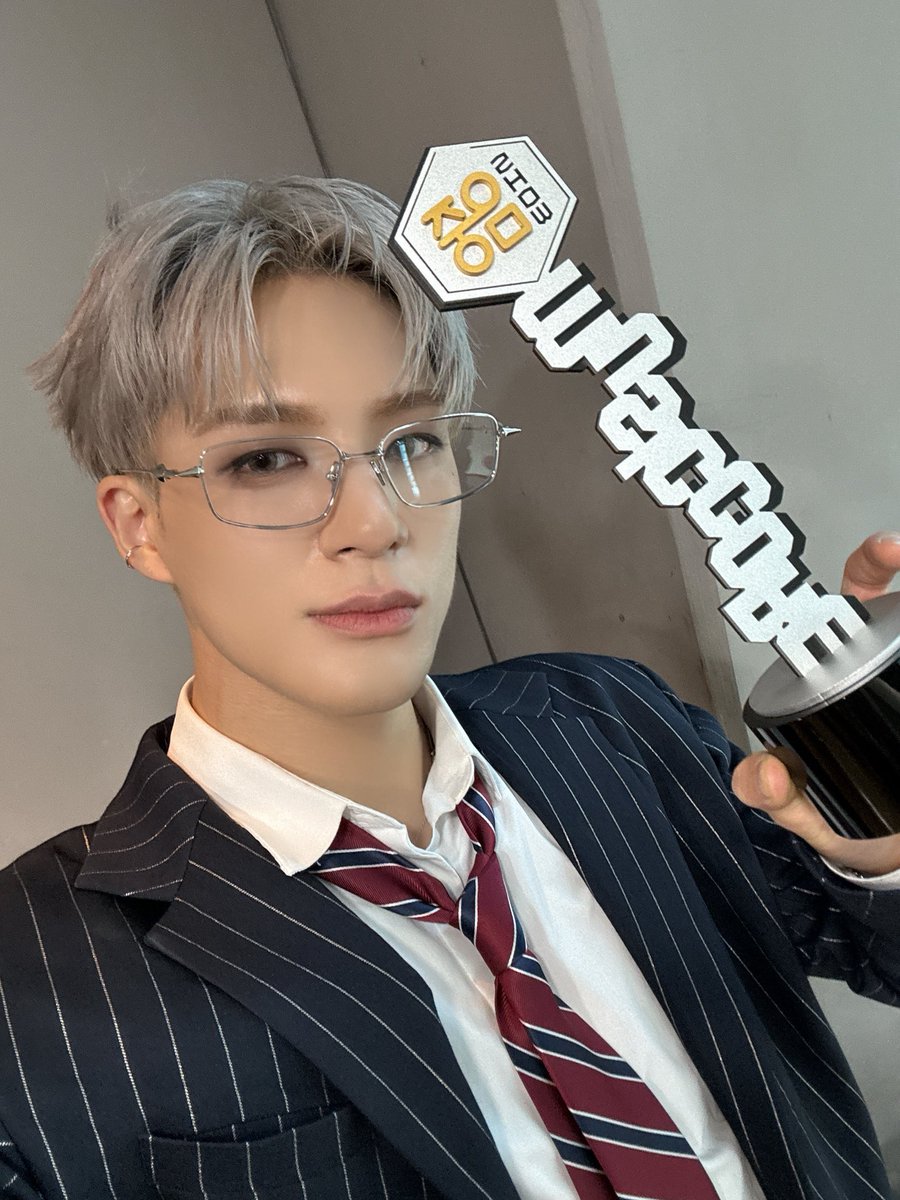 To: 시즈니, 감사합니다! <3

음중에서까지 1위 할수 있게해준건 다 시즈니 덕분이에요! 시즈니 덕분에 재밌고 행복하게 활동 할수 있었어요 ㅎㅎ 특히 이번 응원법 들었을때 도움이 많이 되었답니다. 이번 활동도 같이 함께해준 모든 시즈니에게 고맙구 다음달 부터 투어 시작인데 곧 만나요! 🏆