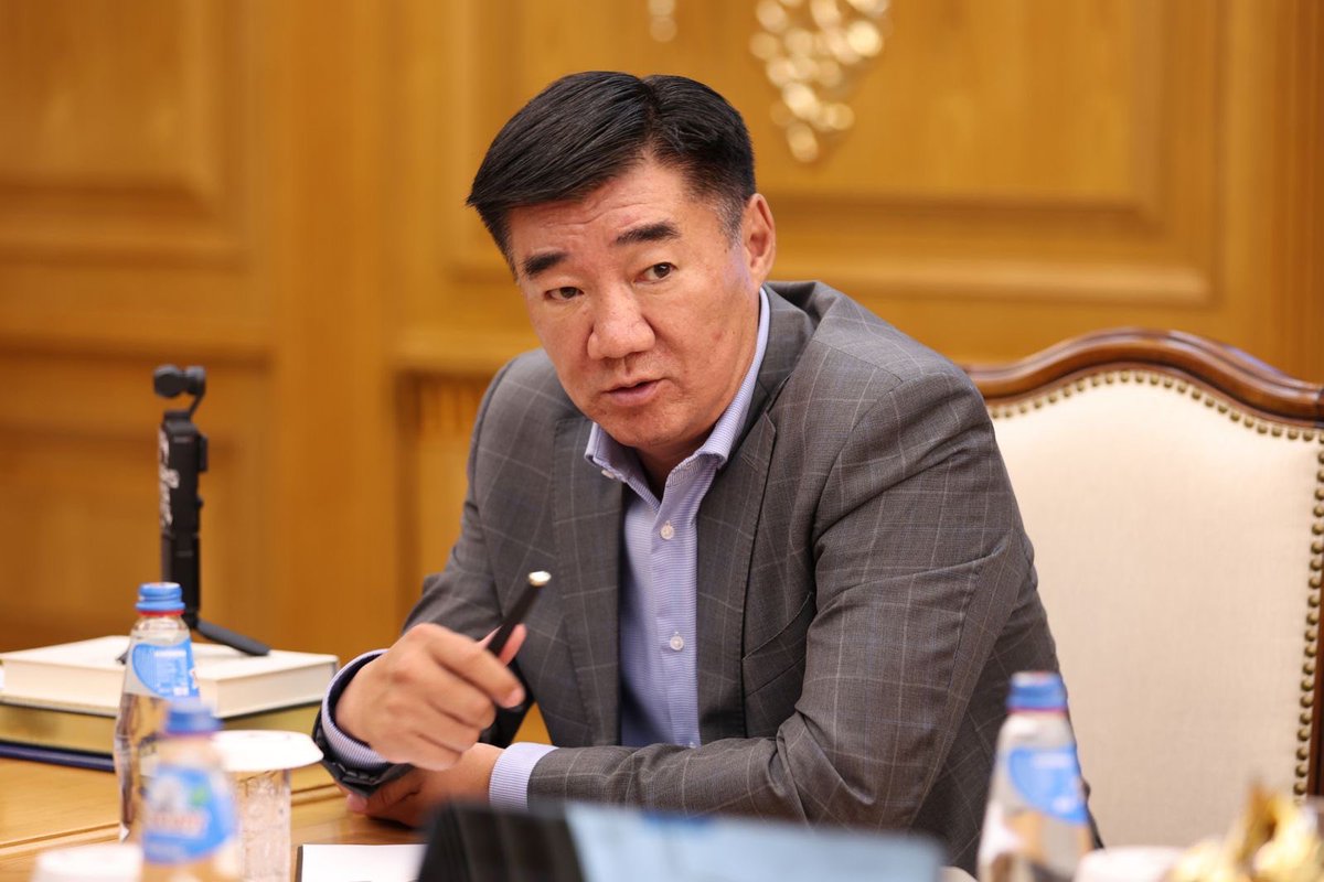 Ерөнхий сайд Г.Занданшатар Үндэсний баялгийн сангийн тухай хуулийн хэрэгжилт, сангийн орлого төвлөрүүлэлт, хяналтын тогтолцоо, стратегийн ордын төрийн эзэмшлийн хувь хэмжээг тогтоох хэлэлцээ болон байгалийн баялгийн үр өгөөжийг баялгийн сангаар дамжуулан иргэдэд хүртээх асуудлаар