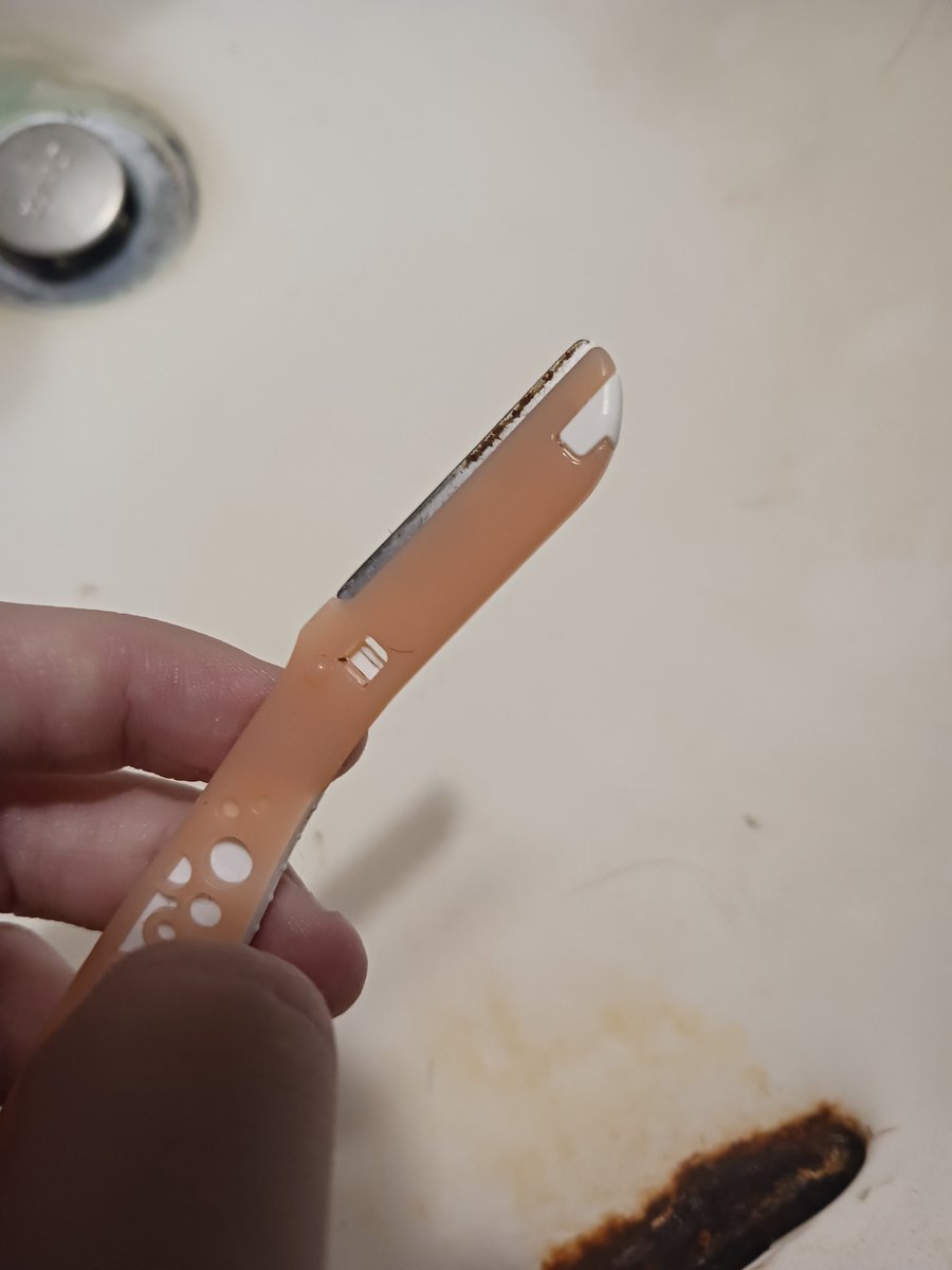 i dont wanna be THAT guy but is this safe to cut with? 😭