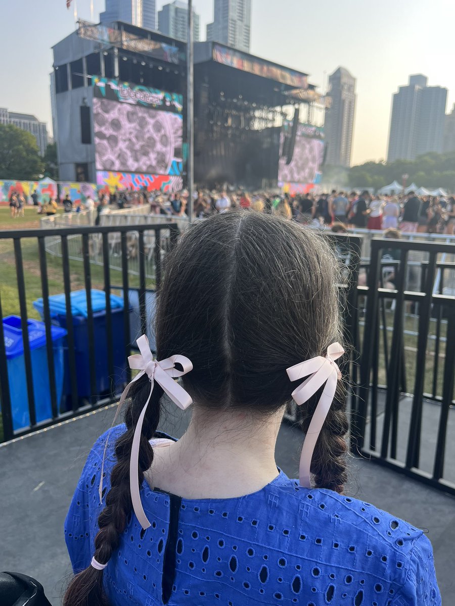 elliestyles_3's tweet photo. When I’m back in Chicago ❤️💙 @lollapalooza @djotime @oliviarodrigo @LiviesHQ https://t.co/TLGqSgskfE