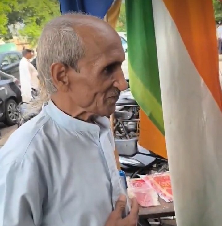 KraantiKumar's tweet image. MANUWADI : कैसा संविधान, कौन बाबा साहेब.

MOTHER INDIA : संविधान के राज में रहता है. बाबा साहेब को नही जानता. संविधान का अपमान करने की तेरी हिम्मत कैसे हुई 🔥

MANUWADI : मैं नही मानता किसी संविधान या बाबा साहेब को.

MOTHER INDIA : देख बुढ्ढे ज्यादा बकवास मत कर. नही तो तुमको अभी…