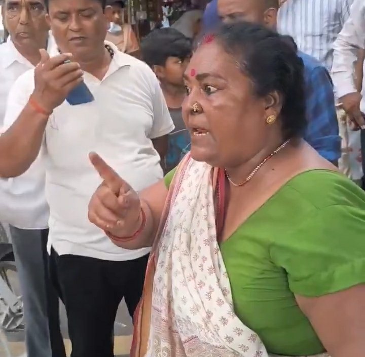 MANUWADI : कैसा संविधान, कौन बाबा साहेब.

MOTHER INDIA : संविधान के राज में रहता है. बाबा साहेब को नही जानता. संविधान का अपमान करने की तेरी हिम्मत कैसे हुई 🔥

MANUWADI : मैं नही मानता किसी संविधान या बाबा साहेब को.

MOTHER INDIA : देख बुढ्ढे ज्यादा बकवास मत कर. नही तो तुमको अभी
