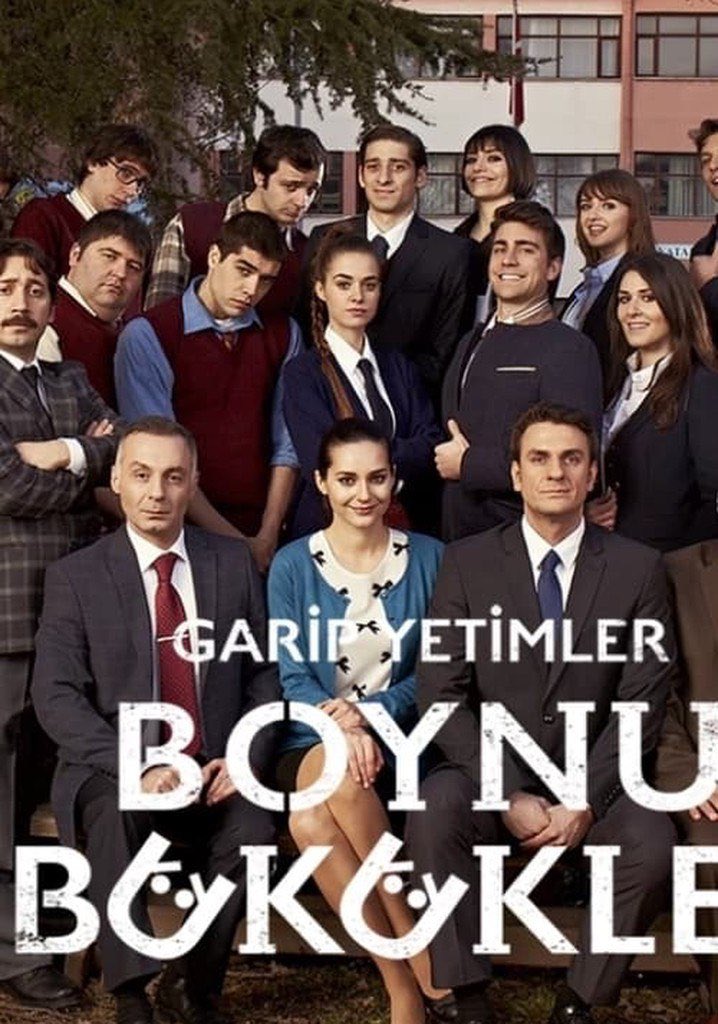 🪢 Capitulo 1 Listo

💠 Boynu Bükükler  
Con #CaglarErtugrul #BensuSoral Y #ÖznurSerçeler 
Del año 2014 Un grupo de niños huérfanos de secundaria que comenzaron su vida con un retraso
🗯 Si quieres verla sub al español manda mensaje privado
