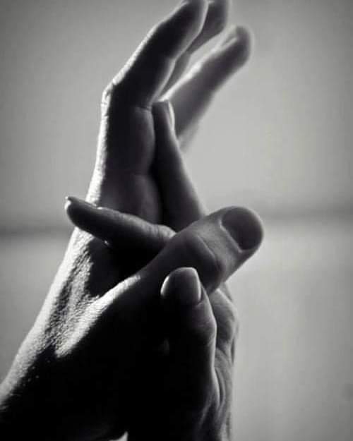 Está complicidad.  ...es ...ser uno y día a día 

Volverte a enamorar 

Amantes , amigos , amor de entrega total 

                 Se detiene el tiempo si ..a mi lado... tú ....estás